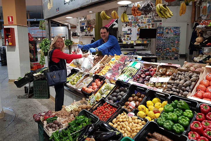 Las redes critican a Muñoz por ir a un mercado sin guantes ni mascarilla
