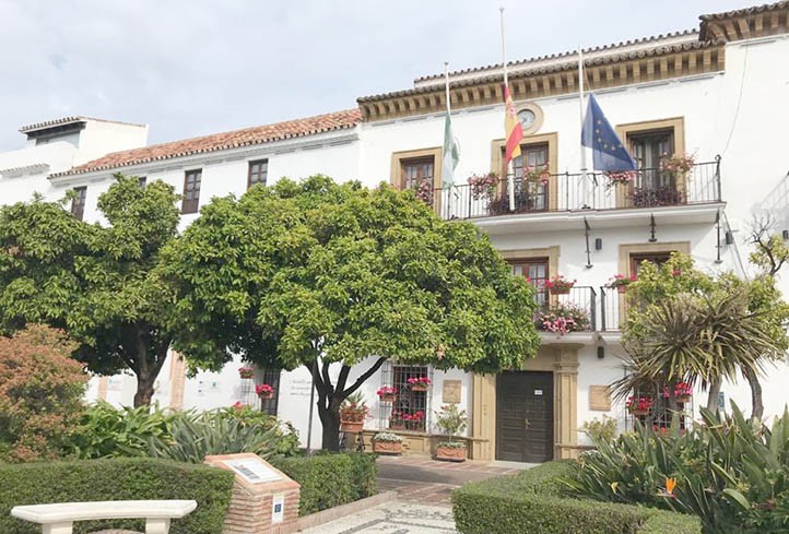 Marbella coloca las banderas a media asta por los fallecidos por coronavirus 