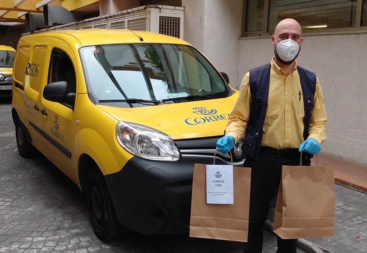 Voluntarios de Correos en Marbella reparten medicamentos a domicilio