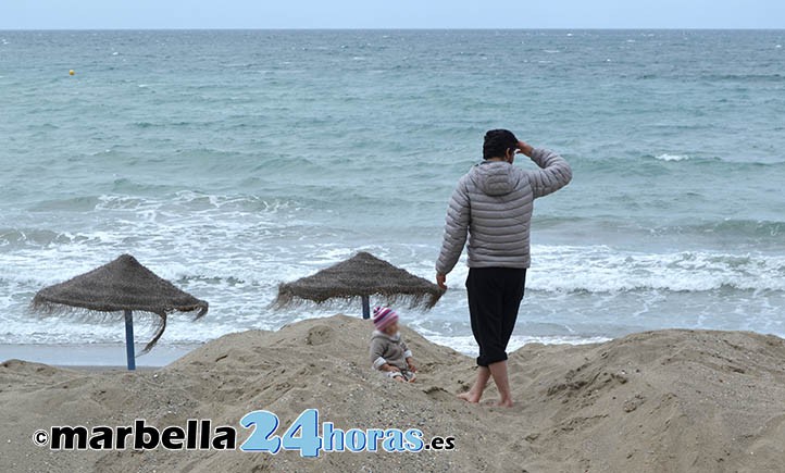 Pocos niños en las playas de Marbella en la primera mañana de paseo