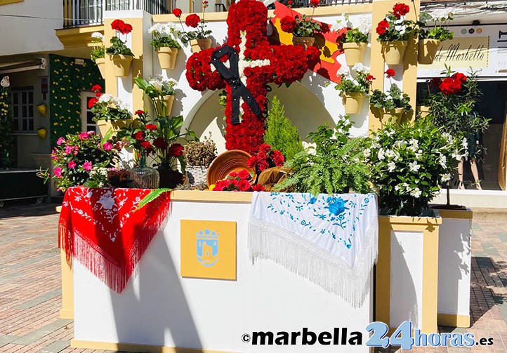 Colocan una Cruz de Mayo en Marbella en homenaje a las víctimas del virus