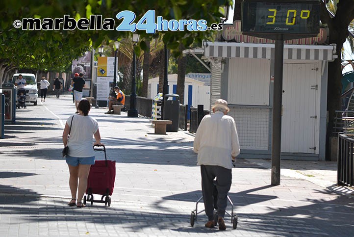 Los mayores disfrutan del primer paseo en un día espléndido en Marbella