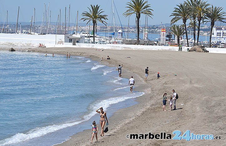 Poca gente en las playas de Marbella y algunos bañistas en un día espectacular