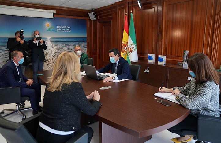 Juanma Moreno vuelve a pasar por Marbella con las manos vacías