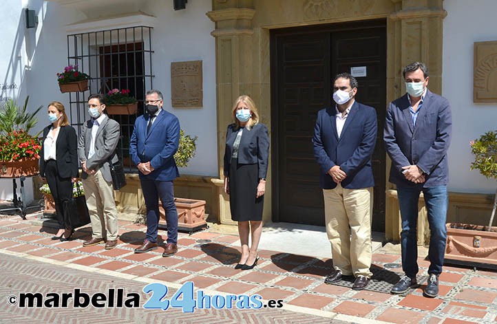Marbella inicia con un minuto de silencio el luto oficial por la víctimas del virus