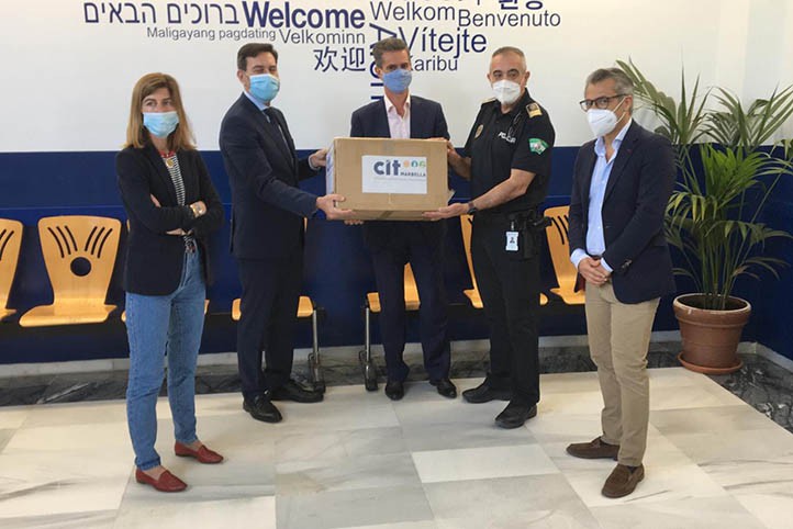 La Caixa y CIT Marbella entregan 800 mascarillas a la Policía Local