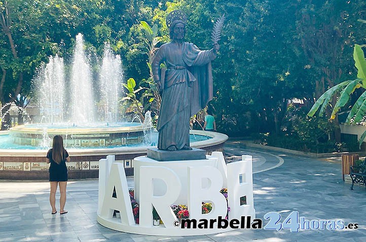 Una estatua de San Bernabé recuerda que Marbella estaría ahora en feria