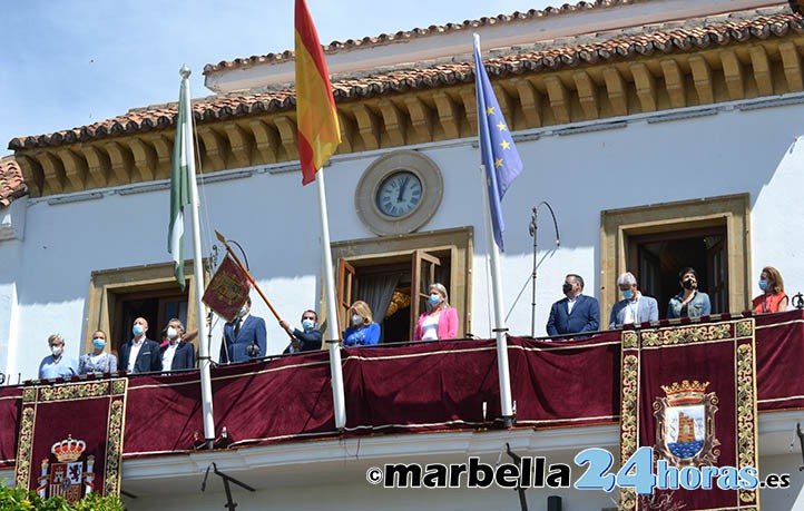 Marbella coloca el pendón de la ciudad en una feria cancelada por el virus