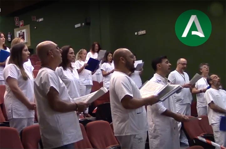 Sanitarios del Costa del Sol cantan en homenaje a las víctimas del virus