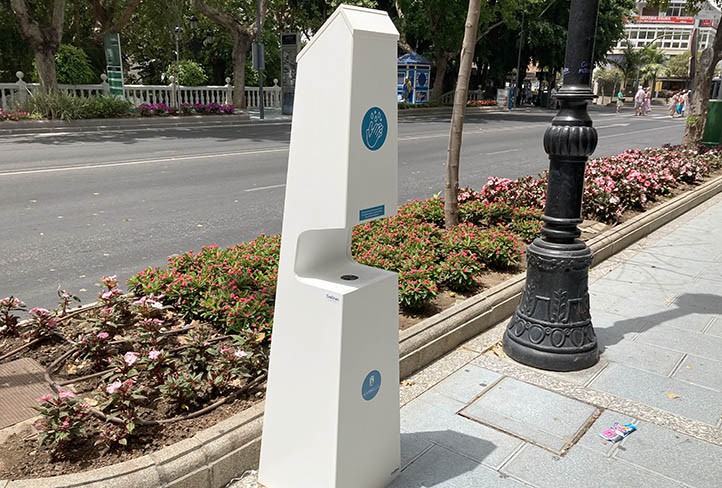 Marbella coloca dispensadores de gel hidroalcohólico en las calles