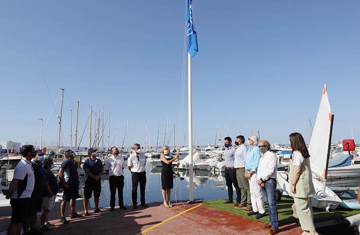 Marbella ya luce sus banderas azules en playas y la del Puerto Deportivo
