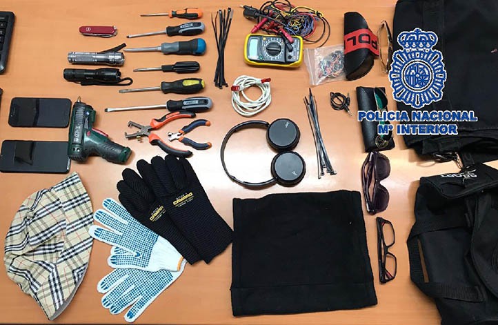 Dos agentes libres de servicio detienen a dos ladrones de coches en Marbella