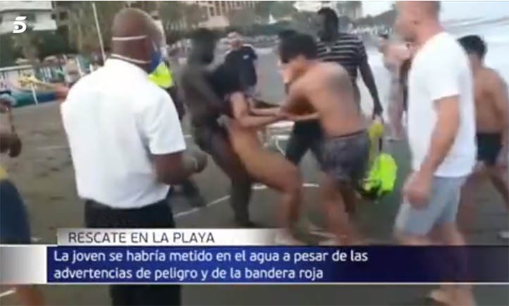 Dos manteros salvan a una chica de morir ahogada en una playa de Marbella