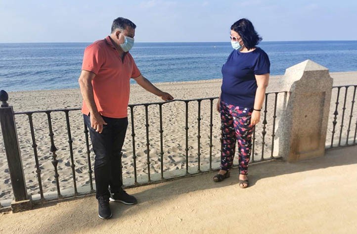 El PSOE denuncia la "pésima imagen" de la zona de albero del paseo marítimo