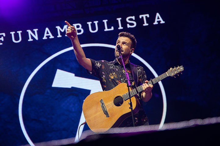 Funambulista brilla en Marbella y dedica su concierto a Maldita Nerea