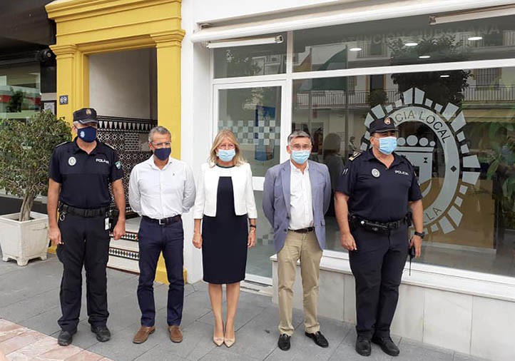 Muñoz reabre, tres años después, la oficina de Policía Local que cerró Piña
