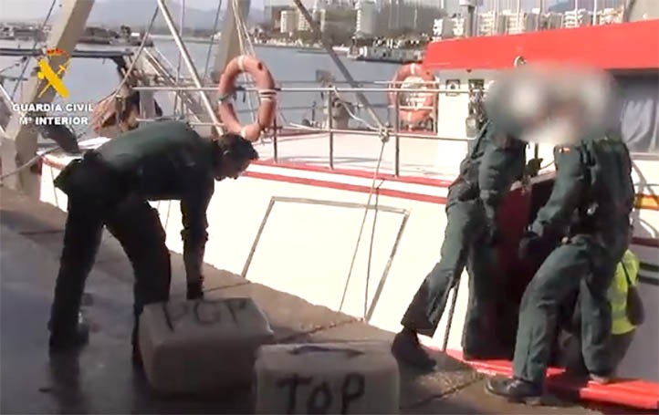 Incautan más de una tonelada de hachís en un barco pesquero en Marbella
