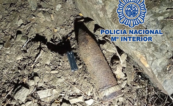 Los artificieros detonan en Marbella un proyectil de la Guerra Civil