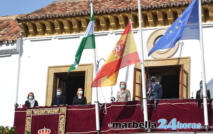 Marbella celebra los 42 años de la Constitución con una izada de banderas