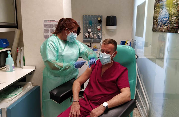 Comienza la vacunación en Marbella con un enfermero del Hospital Costa del Sol