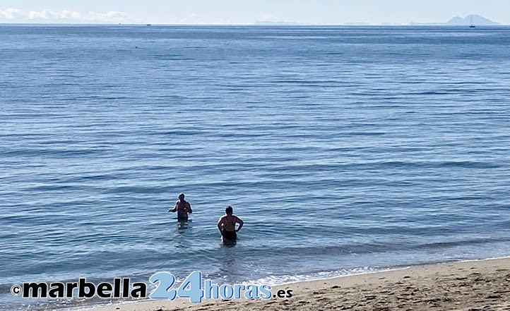 Marbella inicia 2021 con temperaturas suaves y hasta algún bañista