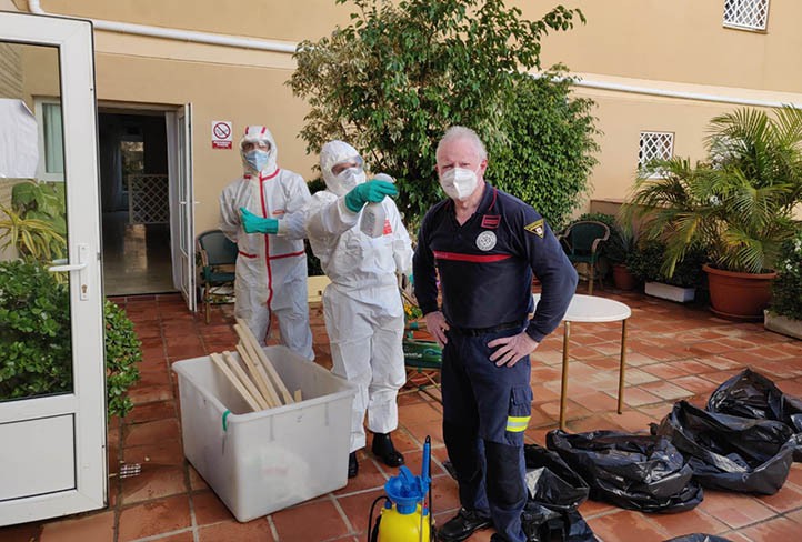 Bomberos de Marbella llevan un modelo anticovid a las residencias de mayores