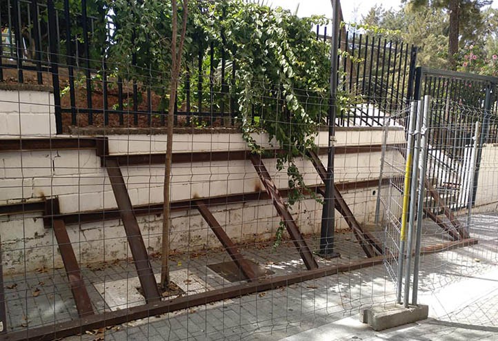 Crece el clamor por el estado del muro del colegio García Lorca de Marbella