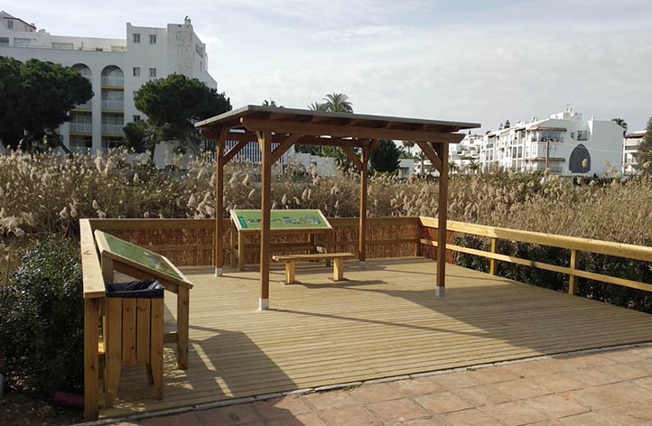 Un mirador en la desembocadura de río Verde para disfrutar de la flora y la fauna