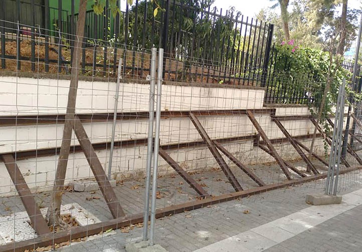 El Ayuntamiento dice que arreglará en verano el muro del colegio García Lorca