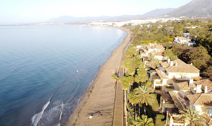 Más pasarelas de madera en el paseo marítimo de Marbella en Río Real