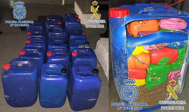 Interceptan en Marbella una lancha con 500 kilos de hachís ocultos en garrafas