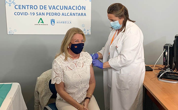 La alcaldesa de Marbella recibe la primera dosis de la vacuna AstraZeneca
