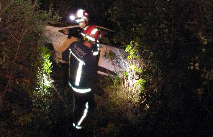 Bomberos de Marbella rescatan a una conductora accidentada en La Mairena