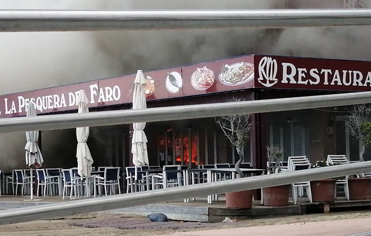Arde un restaurante en la céntrica playa de El Faro de Marbella