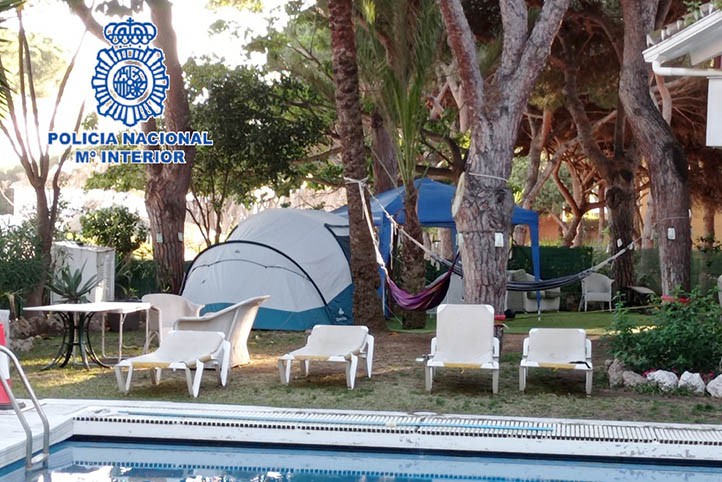 Desalojan una comuna en una villa de Marbella con cincuenta personas