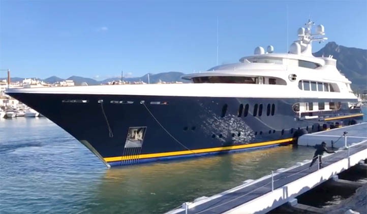 El megayate Tanusha visita Marbella y atraca en Puerto Banús 