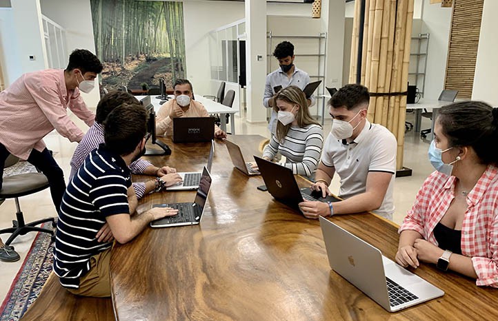Marbella acoge el primer club social gestionado solo con criptomonedas