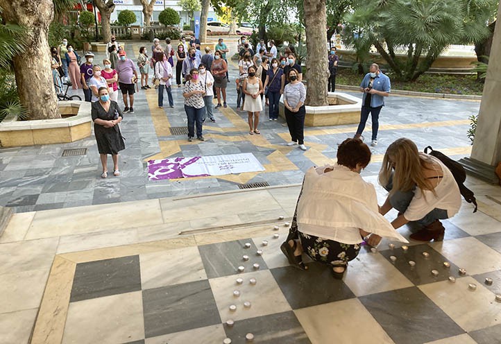 Concentración en Marbella en repulsa por los últimos asesinatos machistas