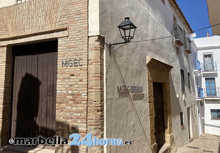 Retiran los andamios de la calle donde está el Museo del Grabado de Marbella
