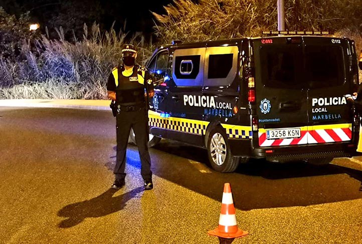Estreno del toque de queda en Marbella: más de una docena de actas y un cierre