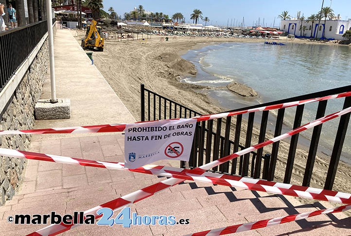 Cierran una playa con bandera azul en Marbella por la rotura de una tubería 