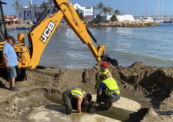 Acosol repara la tubería rota en la playa del Faro de Marbella