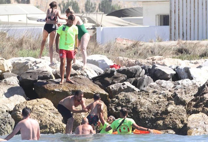 Rescatan a ocho bañistas, cinco de ellos menores, en una playa de Marbella