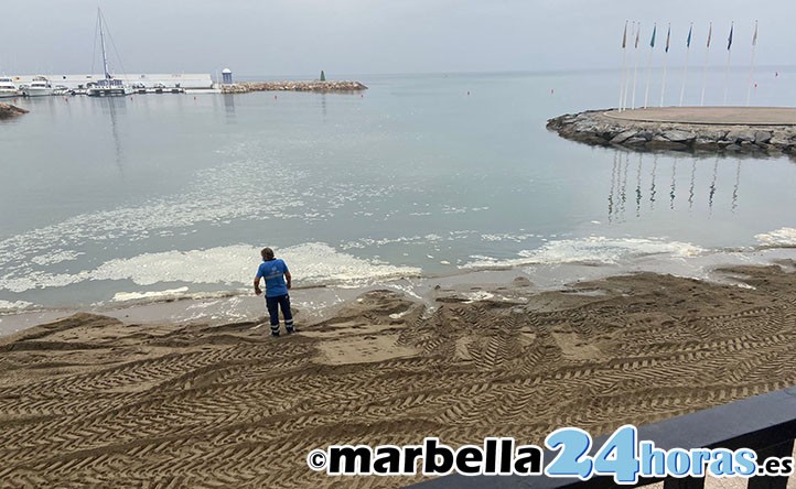 La playa de El Faro amanece llena de suciedad en pleno puente de agosto