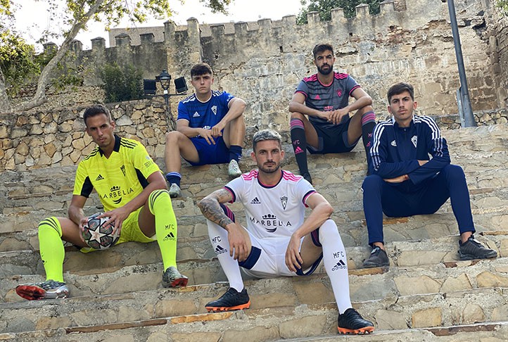 El rosa fucsia cobra presencia en las nuevas equipaciones del Marbella FC