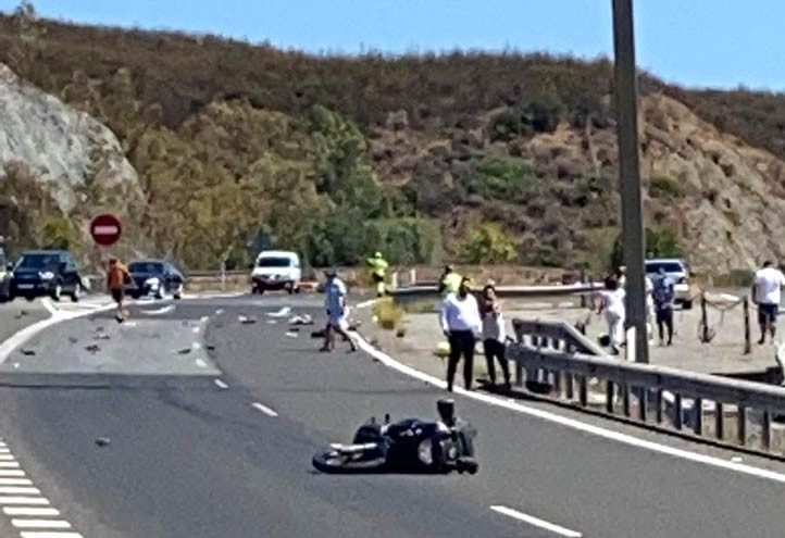 Fallecen dos motoristas en un accidente en la AP-7 a su paso por Marbella
