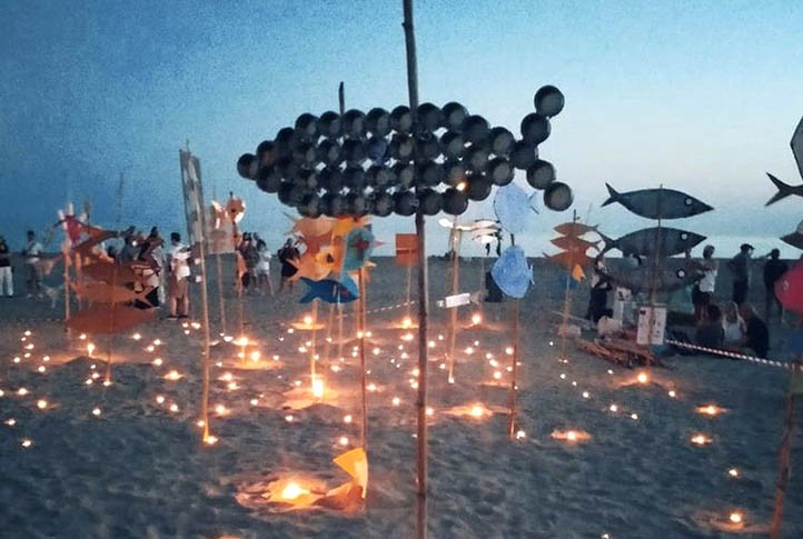 Un 'Bosque de espetos' en defensa de las moragas en la playa de El Cable