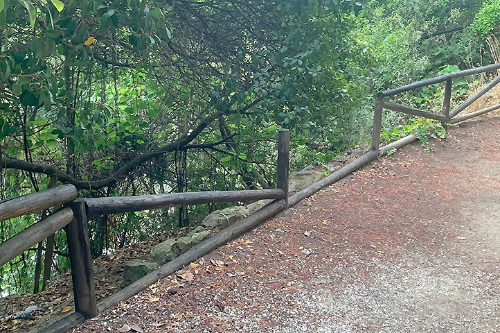 Remodelan a medias los senderos del Pecho de las Cuevas en Marbella