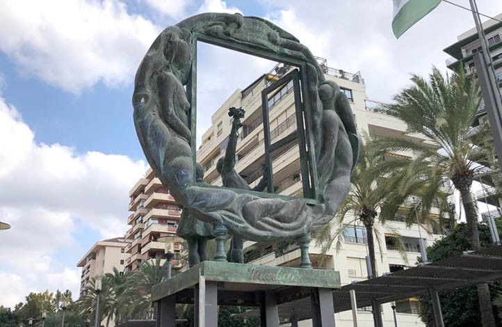 El PSOE denuncia el "engaño" con la estatua a la Libertad de Expresión