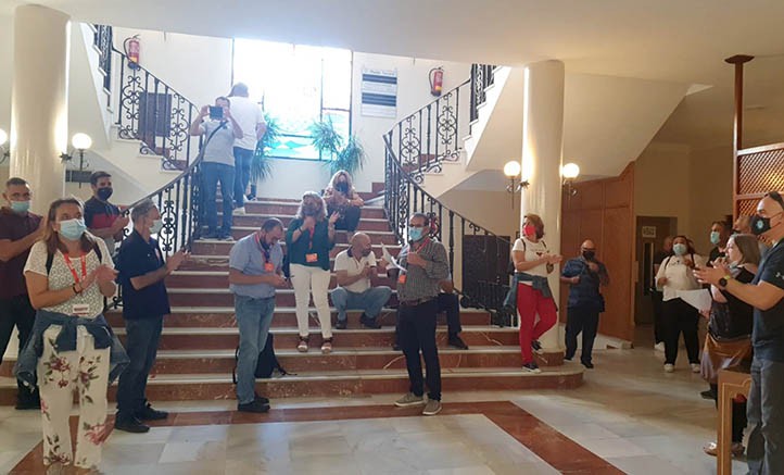 Los sindicatos protestan a la puerta del pleno contra el plan de ajuste
